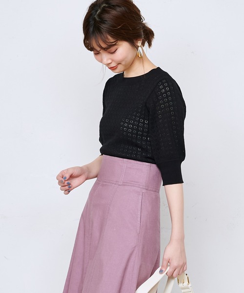 natural couture(ナチュラルクチュール)の「強撚ギャザー袖小花透かしニット(ニット/セーター・レディース・ブラック/ベージュ/アイボリー/ラベンダー・FREE)」の3枚目の写真