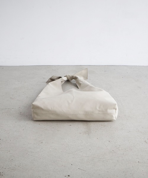 EFOLE（エフォル）の「Knot one handle tote bag / ノット　ワンハンドル　トートバッグ（トートバッグ・レディース・キャメル/ブラック/ライトグレー・FREE）」の7枚目の写真