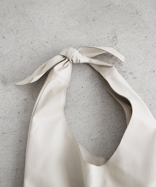 EFOLE（エフォル）の「Knot one handle tote bag / ノット　ワンハンドル　トートバッグ（トートバッグ・レディース・キャメル/ブラック/ライトグレー・FREE）」の4枚目の写真