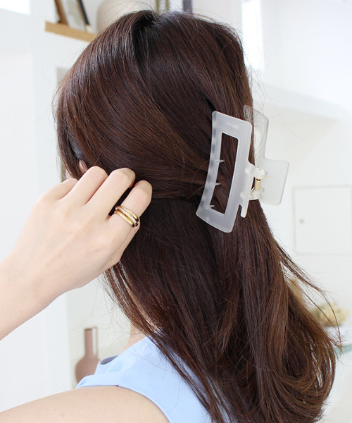 MODE ROBE（モードローブ）の「マットヘアクリップ（バレッタ/ヘアクリップ・レディース・ライトベージュ/ピンク/アイボリー・FREE）」の2枚目の写真