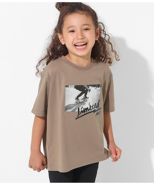ANAP kids（アナップキッズ）の「スケートボードフォトビッグTシャツ（Tシャツ/カットソー・キッズ・ブラック/サックスブルー/グレイッシュベージュ・S/M/L）」の2枚目の写真