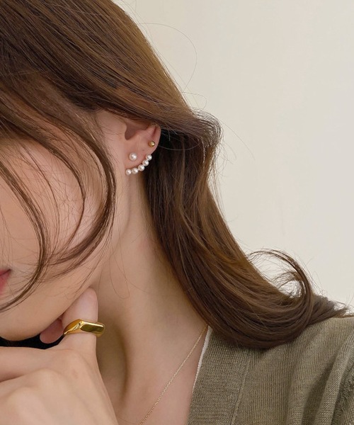 florist(フローリスト)の「【5種展開】スタイリッシュなパールデザインピアス(ピアス(両耳用)・レディース・ゴールド系その他3/ゴールド系その他2/ゴールド系その他6/ゴールド系その他4/ゴールド系その他5・FREE)」の7枚目の写真