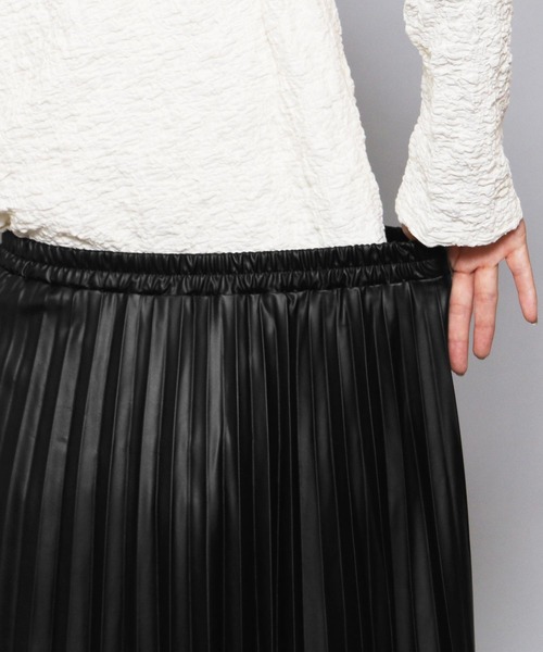 mili an deni（ミリアンデニ）の「フェイクレザープリーツマキシスカート（スカート・レディース・アッシュグレー/ブラック/ブルー/アイボリー・M）」の6枚目の写真