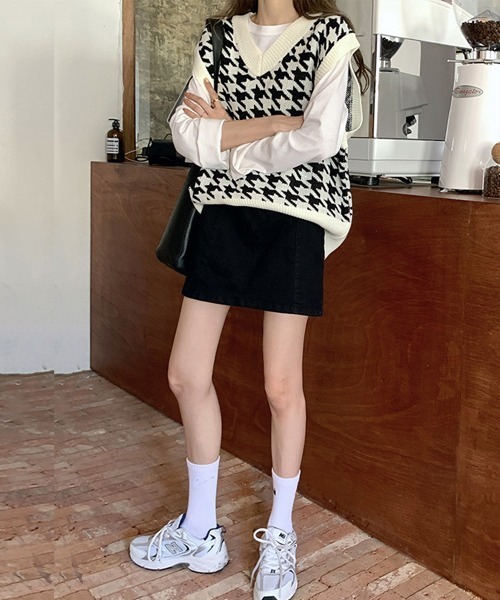 DAY CLOSET(デイ クローゼット)の「レディース 千鳥格子ドロップショルダーニットベスト(ベスト・レディース・ホワイト/ライトブルー/ブラック/ブラウン・ONE SIZE)」の5枚目の写真