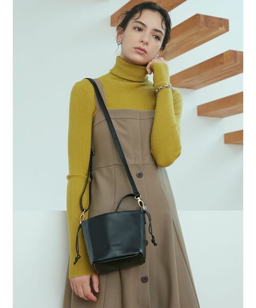 LAGUNAMOON(ラグナムーン)の「【OUTDOOR】フェイクレザー巾着バッグ(ハンドバッグ・レディース・ブラック/アイボリー・FREE)」の6枚目の写真