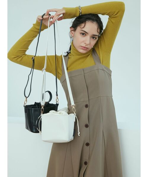 LAGUNAMOON(ラグナムーン)の「【OUTDOOR】フェイクレザー巾着バッグ(ハンドバッグ・レディース・ブラック/アイボリー・FREE)」の9枚目の写真