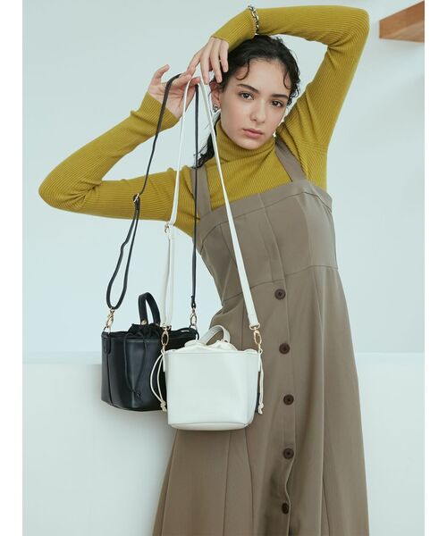 LAGUNAMOON(ラグナムーン)の「【OUTDOOR】フェイクレザー巾着バッグ(ハンドバッグ・レディース・ブラック/アイボリー・FREE)」の10枚目の写真