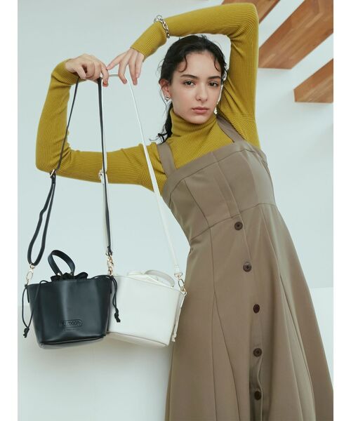 LAGUNAMOON(ラグナムーン)の「【OUTDOOR】フェイクレザー巾着バッグ(ハンドバッグ・レディース・ブラック/アイボリー・FREE)」の11枚目の写真