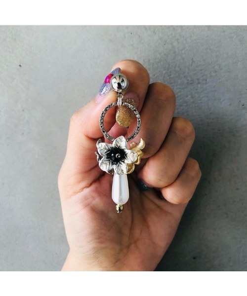 tone(トーン)の「【waaak】Flower(gold.silver)×pierce(MA)(ピアス(両耳用)・レディース・ゴールド・FREE)」の4枚目の写真