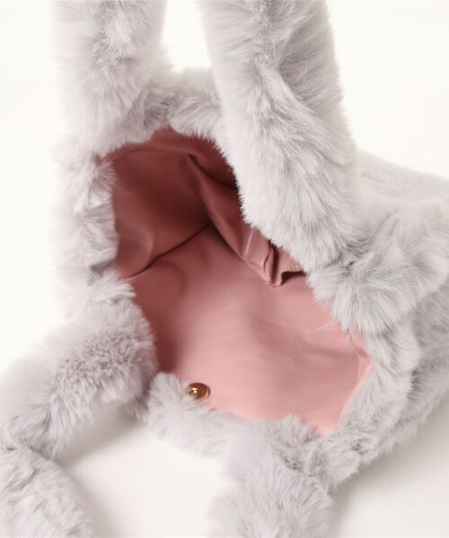 Opinion korean town（オピニオン コリアン タウン）の「fake fur shopping bag（ハンドバッグ・レディース・ホワイト/ブラック/グレー/マスタード/スモークピンク・FREE）」の6枚目の写真