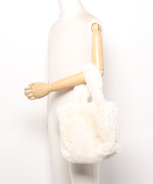 Opinion korean town（オピニオン コリアン タウン）の「fake fur shopping bag（ハンドバッグ・レディース・ホワイト/ブラック/グレー/マスタード/スモークピンク・FREE）」の14枚目の写真