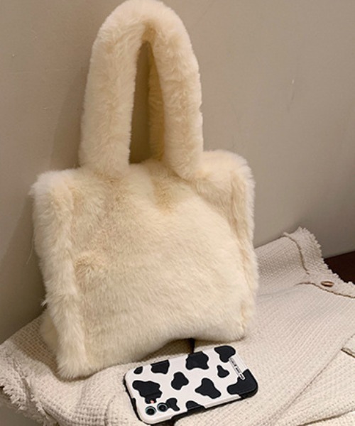 Opinion korean town（オピニオン コリアン タウン）の「fake fur shopping bag（ハンドバッグ・レディース・ホワイト/ブラック/グレー/マスタード/スモークピンク・FREE）」の2枚目の写真