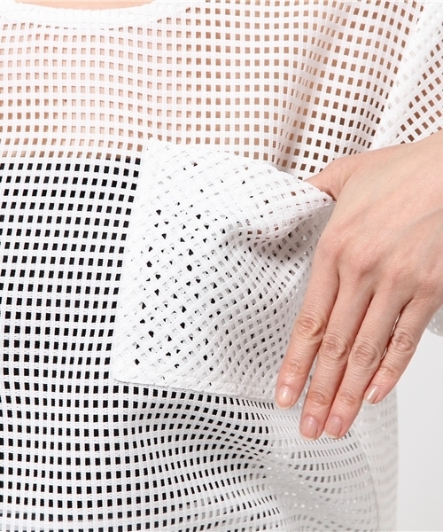 Ray BEAMS（レイビームス）の「Ray BEAMS / スクエアメッシュ クロップドプルオーバー（シャツ/ブラウス・レディース・ホワイト/ネイビー・ONE SIZE）」の4枚目の写真