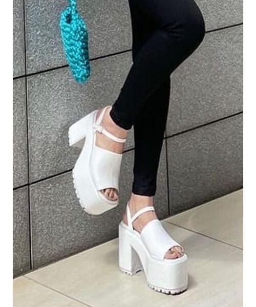 EMODA（エモダ）の「ボリュームトゥサンダル（サンダル・レディース・ホワイト/ブラック・SMALL/MEDIUM/LARGE）」の2枚目の写真