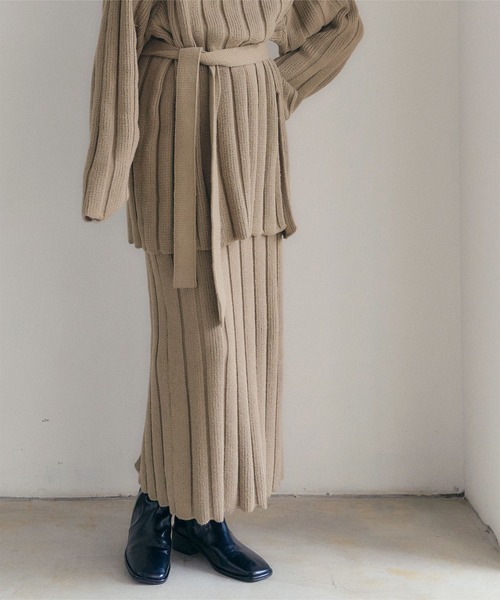 titivate(ティティベイト)の「Iラインリブニットスカート(スカート・レディース・チャコール/グレイッシュベージュ/レッド/ブラック・S/L/M)」の4枚目の写真