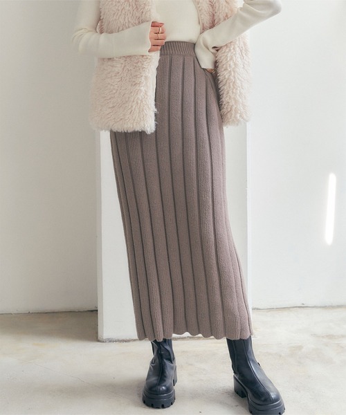 titivate(ティティベイト)の「Iラインリブニットスカート(スカート・レディース・チャコール/グレイッシュベージュ/レッド/ブラック・S/L/M)」の1枚目の写真