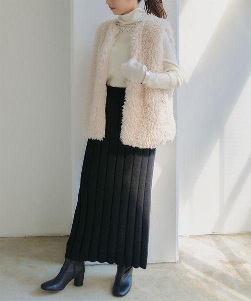 titivate(ティティベイト)の「Iラインリブニットスカート(スカート・レディース・チャコール/グレイッシュベージュ/レッド/ブラック・S/L/M)」の3枚目の写真