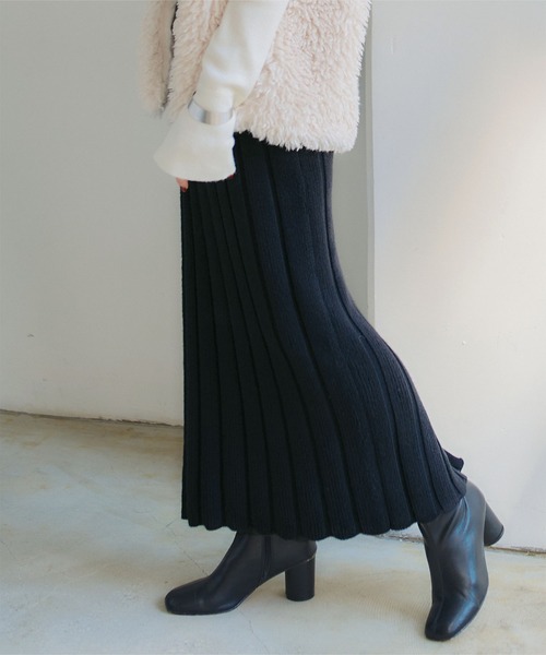 titivate(ティティベイト)の「Iラインリブニットスカート(スカート・レディース・チャコール/グレイッシュベージュ/レッド/ブラック・S/L/M)」の22枚目の写真