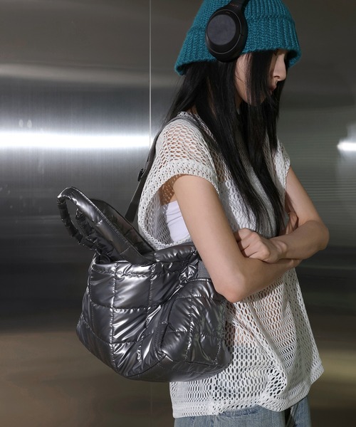 FOLLOWIN（フォロウィン）の「メタリックダウン2WAYバッグ（ショルダーバッグ・レディース・シルバー/ブラック/ゴールド・ONE SIZE）」の13枚目の写真