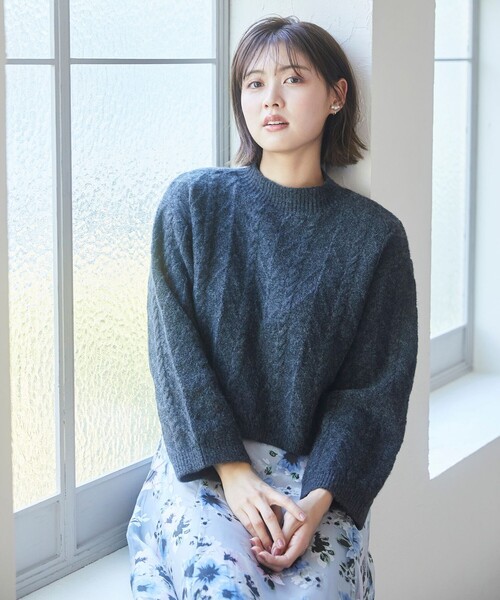 Feroux(フェルゥ)の「【洗える】ケーブルショート丈 ニット(ニット/セーター・レディース・アイボリー系/グレー系/ピンク系/ライトイエロー系・F)」の1枚目の写真