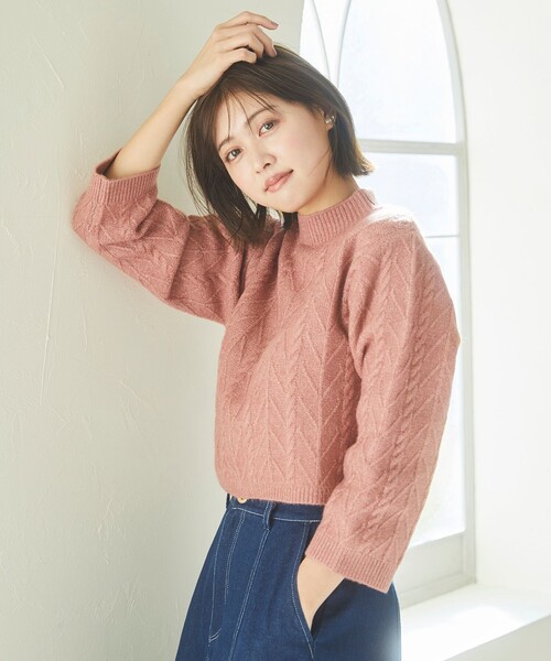 Feroux(フェルゥ)の「【洗える】ケーブルショート丈 ニット(ニット/セーター・レディース・アイボリー系/グレー系/ピンク系/ライトイエロー系・F)」の4枚目の写真