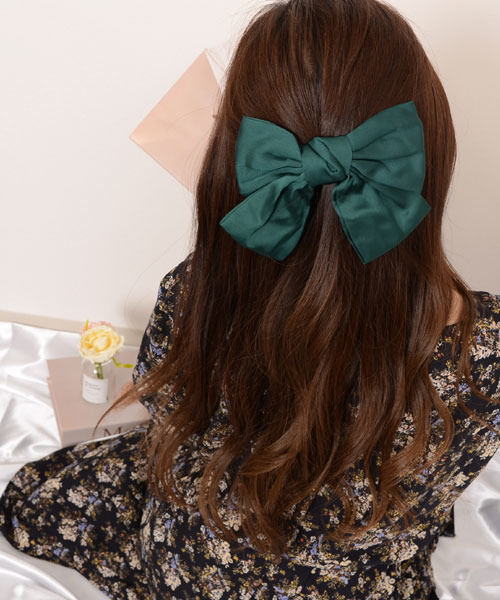 Mayree(メイリー)の「【float】サテン ビッグリボン バレッタ【7色展開】(バレッタ/ヘアクリップ・レディース・ブラック/グリーン/レッド/ピンク/ネイビー/マスタード/ワインレッド・FREE)」の11枚目の写真