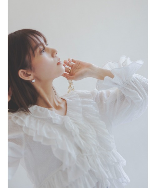 SNIDEL(スナイデル)の「ニュアンスハートフープピアス(ピアス(両耳用)・レディース・ゴールド/シルバー・FREE)」の3枚目の写真