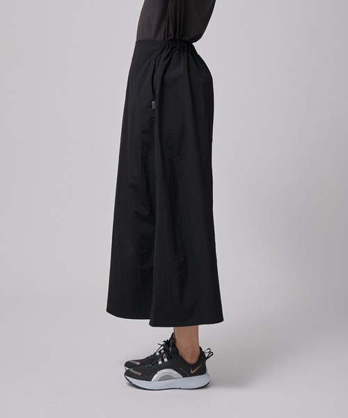 NERGY（ナージー）の「バックギャザーナイロンスカート（スカート・レディース・グリーン/ブラック・FREE）」の3枚目の写真