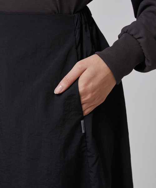 NERGY（ナージー）の「バックギャザーナイロンスカート（スカート・レディース・グリーン/ブラック・FREE）」の5枚目の写真