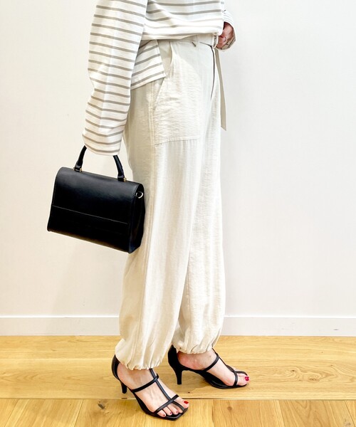 OPAQUE.CLIP(オペークドットクリップ)の「◆サテンベイカーパンツ【洗濯機洗い可】(その他パンツ・レディース・ライトベージュ/ブラック・36/40/38)」の8枚目の写真