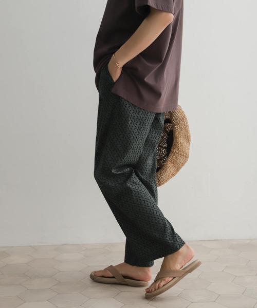 URBAN RESEARCH DOORS（アーバンリサーチドアーズ）の「プリントイージーパンツ（その他パンツ・レディース・グリーン/ネイビー・MEDIUM）」の7枚目の写真