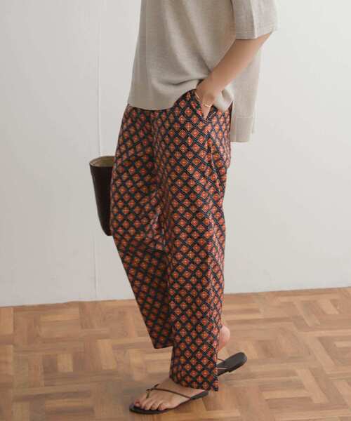 URBAN RESEARCH DOORS（アーバンリサーチドアーズ）の「プリントイージーパンツ（その他パンツ・レディース・グリーン/ネイビー・MEDIUM）」の22枚目の写真