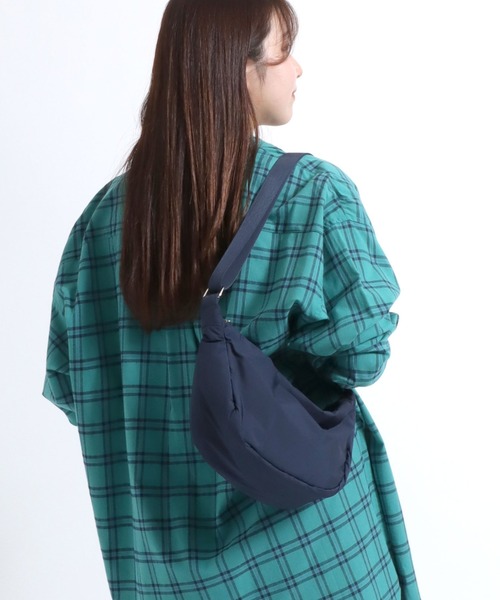 Salong hameu（サロン ハミュー）の「ハーフムーン半月ショルダーバッグ メンズ レディース ユニセックス（ショルダーバッグ・レディース・ブラック/オレンジ/アイボリー/カーキ/ネイビー・FREE）」の4枚目の写真