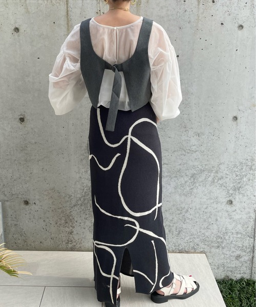 y/m by misato（イムバイミサト）の「Vカッティングビスチェ（ベスト・レディース・トップグレー/ベージュ/ブラック・FREE）」の8枚目の写真