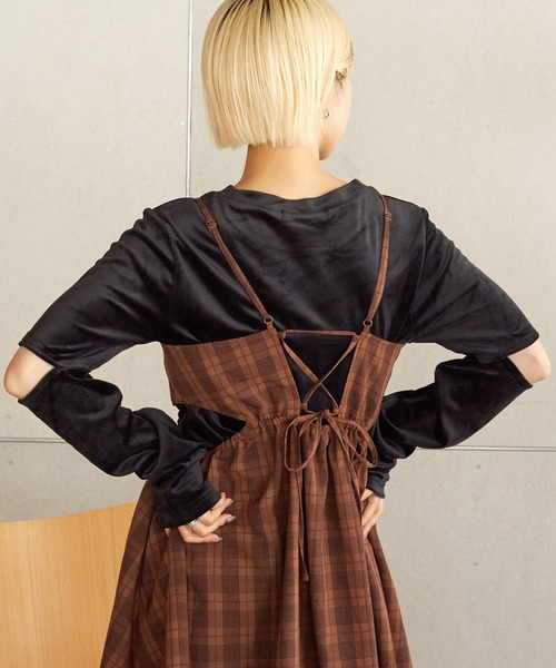 w closet（ダブルクローゼット）の「マットベロアスリットスリーブプルオーバー（Tシャツ/カットソー・レディース・ベージュ/ブラック/モカ/ブルー・FREE）」の2枚目の写真