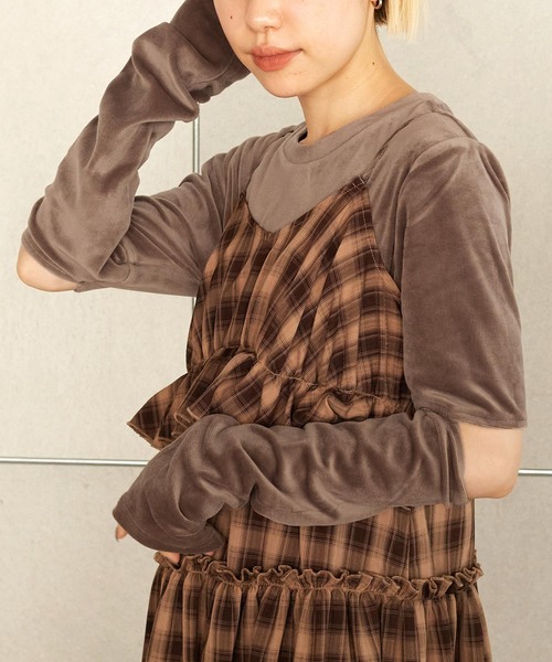 w closet（ダブルクローゼット）の「マットベロアスリットスリーブプルオーバー（Tシャツ/カットソー・レディース・ベージュ/ブラック/モカ/ブルー・FREE）」の3枚目の写真