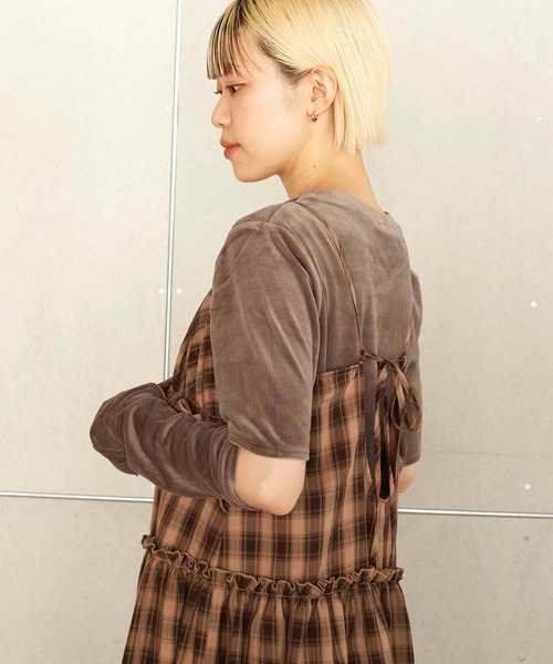 w closet（ダブルクローゼット）の「マットベロアスリットスリーブプルオーバー（Tシャツ/カットソー・レディース・ベージュ/ブラック/モカ/ブルー・FREE）」の9枚目の写真