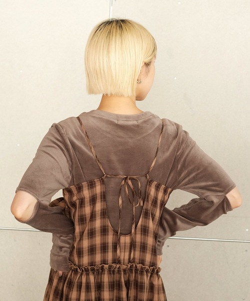 w closet（ダブルクローゼット）の「マットベロアスリットスリーブプルオーバー（Tシャツ/カットソー・レディース・ベージュ/ブラック/モカ/ブルー・FREE）」の10枚目の写真