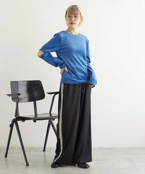 w closet（ダブルクローゼット）の「マットベロアスリットスリーブプルオーバー（Tシャツ/カットソー・レディース・ベージュ/ブラック/モカ/ブルー・FREE）」の16枚目の写真