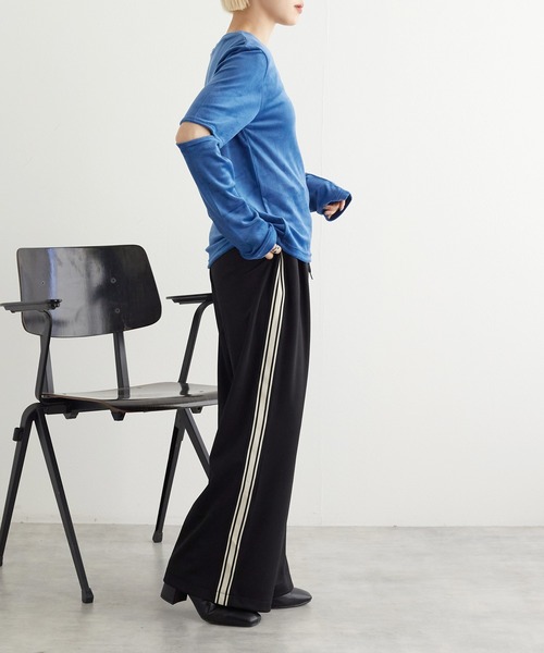 w closet（ダブルクローゼット）の「マットベロアスリットスリーブプルオーバー（Tシャツ/カットソー・レディース・ベージュ/ブラック/モカ/ブルー・FREE）」の17枚目の写真