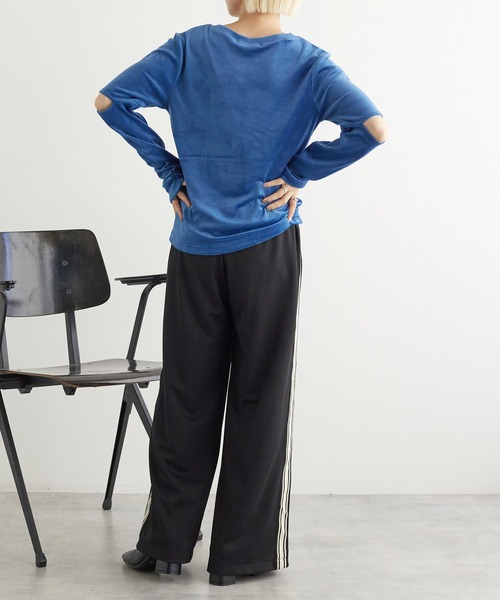 w closet（ダブルクローゼット）の「マットベロアスリットスリーブプルオーバー（Tシャツ/カットソー・レディース・ベージュ/ブラック/モカ/ブルー・FREE）」の22枚目の写真