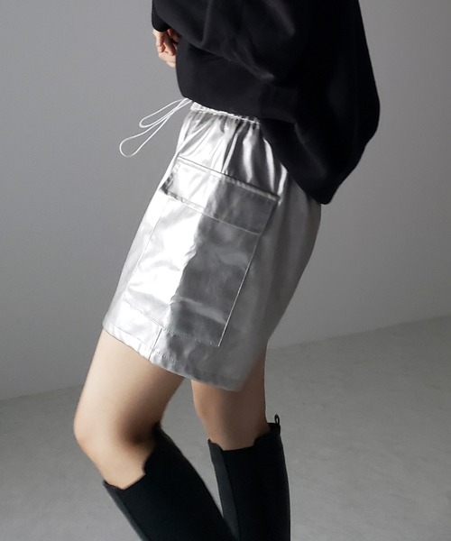 me+em select(ミームセレクト)の「※※【 2color / 3size 】ドローコードフェイクレザーカーゴショートパンツ(カーゴパンツ・レディース・シルバー/ブラック・MEDIUM/X-LARGE/LARGE)」の6枚目の写真
