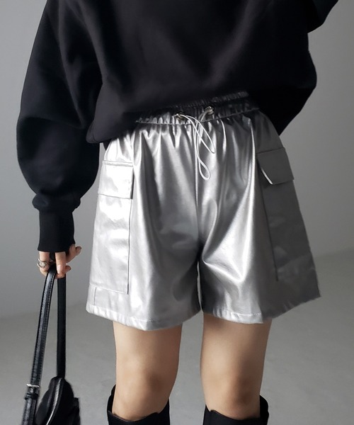 me+em select(ミームセレクト)の「※※【 2color / 3size 】ドローコードフェイクレザーカーゴショートパンツ(カーゴパンツ・レディース・シルバー/ブラック・MEDIUM/X-LARGE/LARGE)」の8枚目の写真