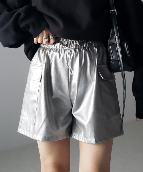 me+em select(ミームセレクト)の「※※【 2color / 3size 】ドローコードフェイクレザーカーゴショートパンツ(カーゴパンツ・レディース・シルバー/ブラック・MEDIUM/X-LARGE/LARGE)」の10枚目の写真