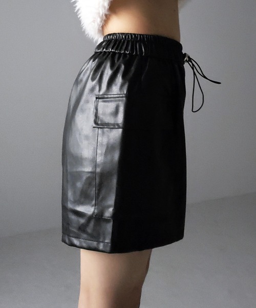 me+em select(ミームセレクト)の「※※【 2color / 3size 】ドローコードフェイクレザーカーゴショートパンツ(カーゴパンツ・レディース・シルバー/ブラック・MEDIUM/X-LARGE/LARGE)」の20枚目の写真