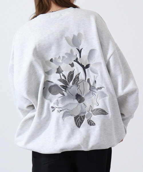 RE730（アールイーセブンサーティー）の「Flower embroidery wide sweatshirt フラワー刺繍ワイドトレーナー unisex（スウェット・メンズ・ホワイト/ワイン/ブラック/ブルー・M/L）」の2枚目の写真