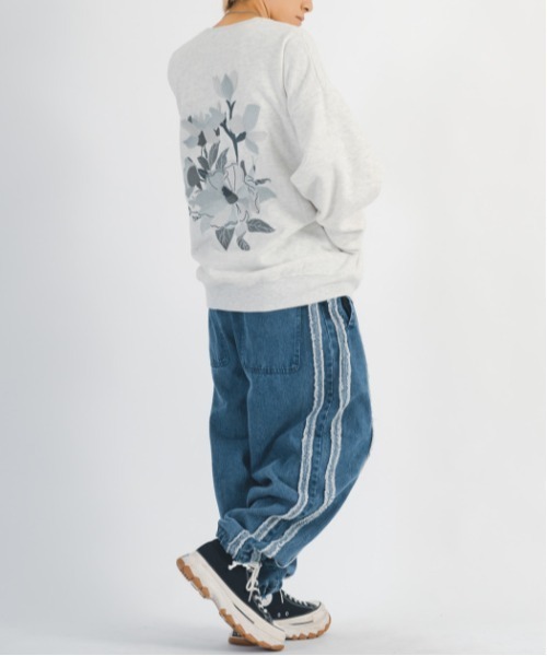 RE730（アールイーセブンサーティー）の「Flower embroidery wide sweatshirt フラワー刺繍ワイドトレーナー unisex（スウェット・メンズ・ホワイト/ワイン/ブラック/ブルー・M/L）」の9枚目の写真