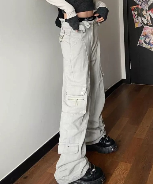 .KOM（ドットコム）の「A'GEM/9 × .kom『.kom/ドットケーオーエム』ポケットカーゴ パンツ（カーゴパンツ・レディース・ライトグレー・M）」の3枚目の写真
