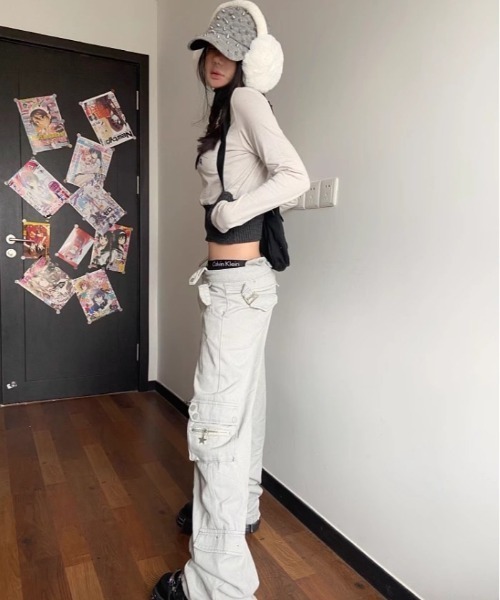 .KOM（ドットコム）の「A'GEM/9 × .kom『.kom/ドットケーオーエム』ポケットカーゴ パンツ（カーゴパンツ・レディース・ライトグレー・M）」の10枚目の写真