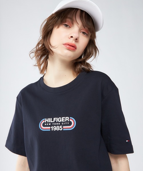TOMMY HILFIGER（トミーヒルフィガー）の「【オンライン限定】【ユニセックス】トラックロゴTシャツ（Tシャツ/カットソー・メンズ・ブルー/グリーン/ブラック/ホワイト/ネイビー/ベージュ・MEDIUM/LARGE/X-LARGE/SMALL/X-SMALL）」の5枚目の写真